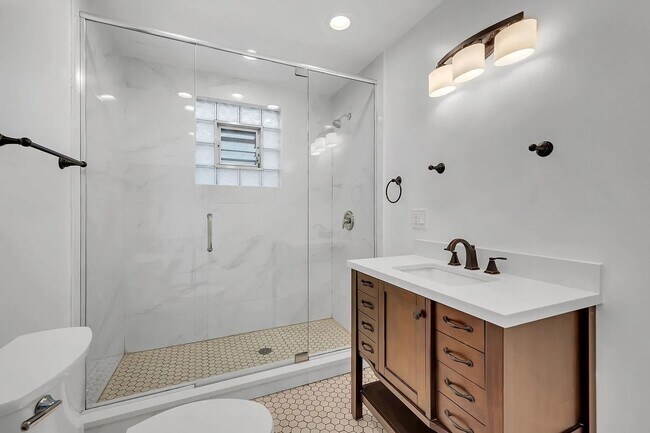 Building Photo - 4915 W Grace St