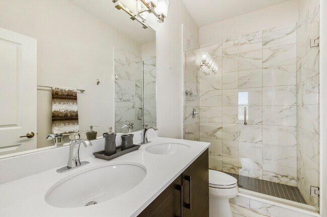 Building Photo - 833 Laurel Ave