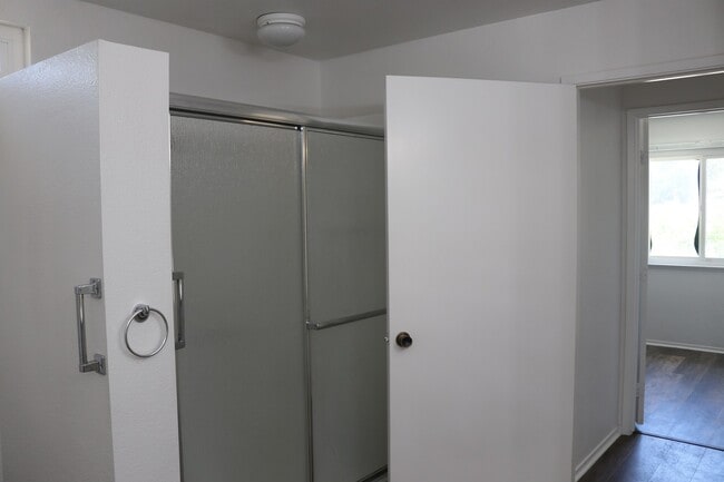 Building Photo - 4 bedrooms House for rent