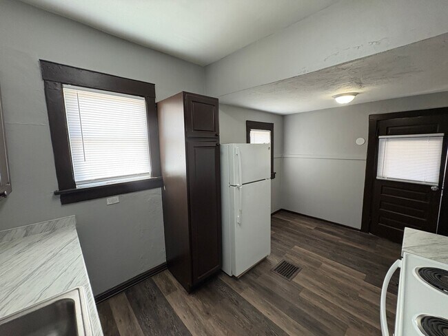 Building Photo - Large Kitchen, Hardwood Floors, Laundry included