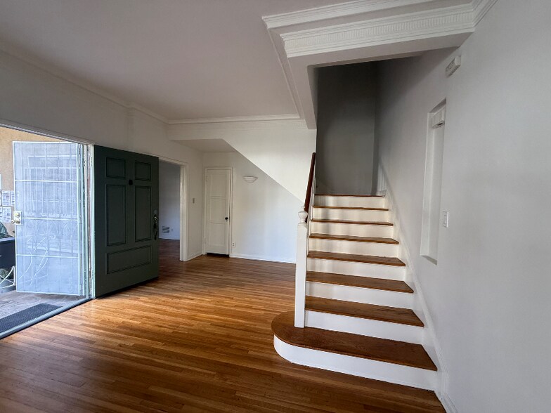 Building Photo - 1062 Masselin Ave