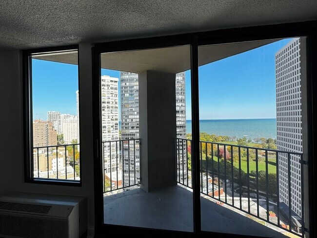 Building Photo - 5320 N Sheridan Rd