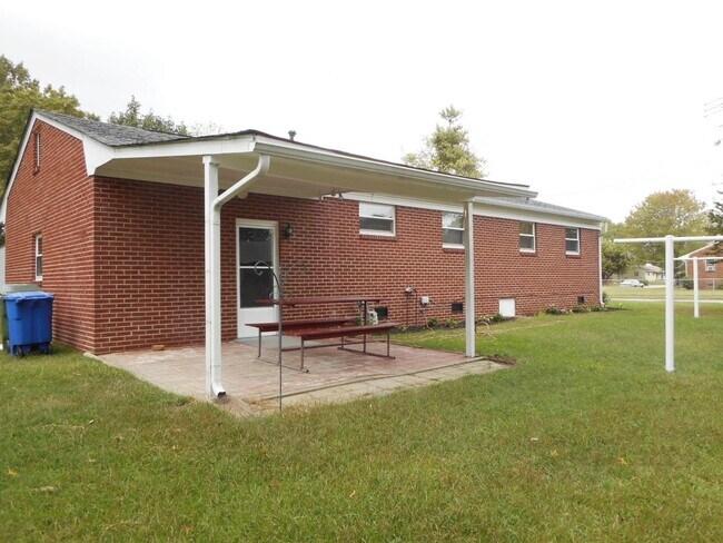 Building Photo - 120 Latham Dr