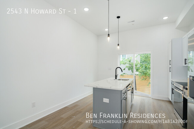 Building Photo - Awesome Bi-Level Apartment in West Kensington