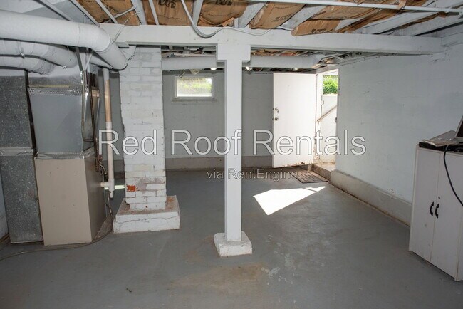 Building Photo - 702 S 51st St