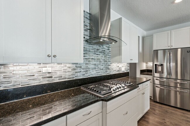 Building Photo - Spacious 5-Bedroom Home with Office, Den & Included Electric!