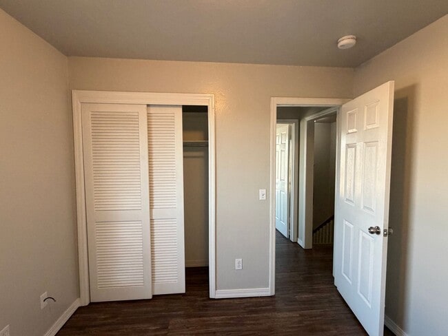 Building Photo - 3 bedroom 1.5 bath townhome - Bethany Schools