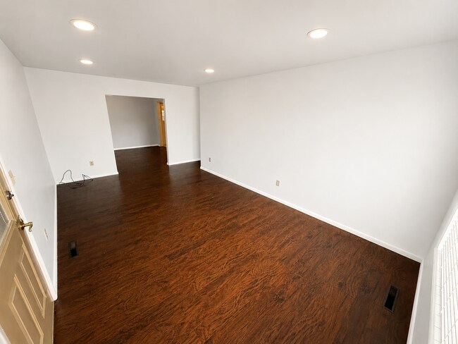 Building Photo - Newly Renovated 3 Bedroom Home with Bonus Family Room