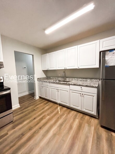 Building Photo - 203 Pinetree Dr