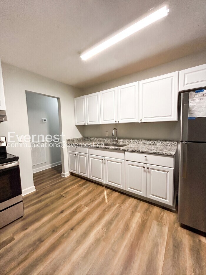 Building Photo - 203 Pinetree Dr