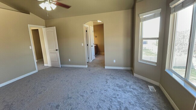 Building Photo - 6 Bedroom, 3.5 Bathroom Single Family Home in Layton Available June 1st!