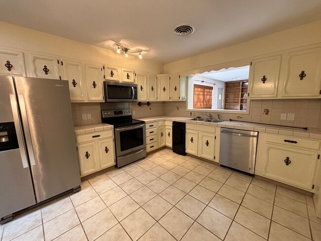 Building Photo - Large home in Brooadmor!