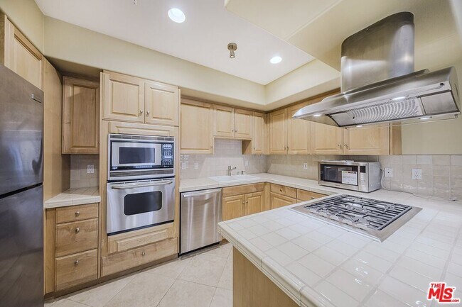 Building Photo - 937 12th St