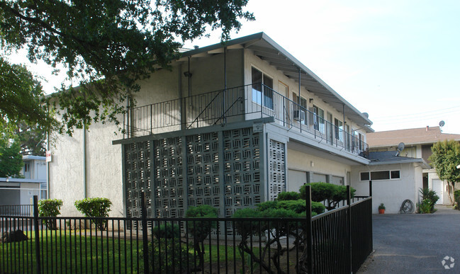 Building Photo - The Oaks