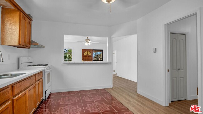 Building Photo - 472 N Ezra St
