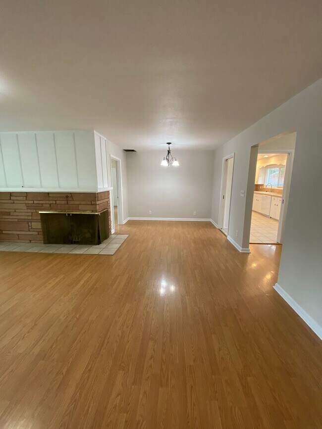 Building Photo - Stylish & Spacious 3-Bedroom Home in SE Sa...