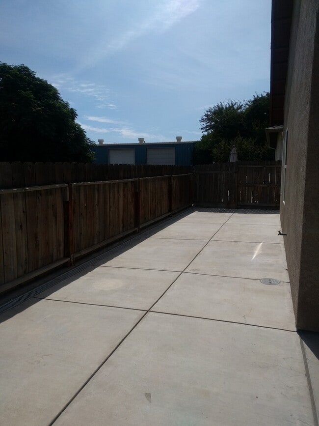 Building Photo - Huge 4-Bedroom Single Story Home with 2 Weeks Free Rent