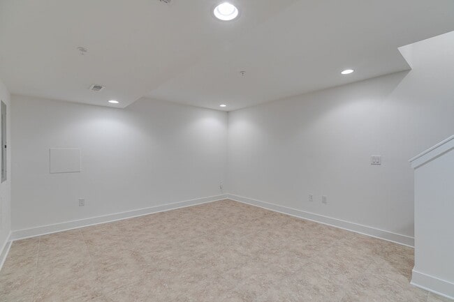 Building Photo - 326 Potts St