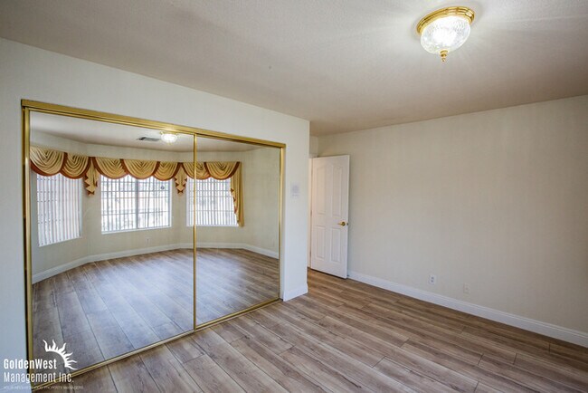 Building Photo - Stunning & Spacious 4Bdm 3.5Ba Home Located in the Heart of Las Vegas.