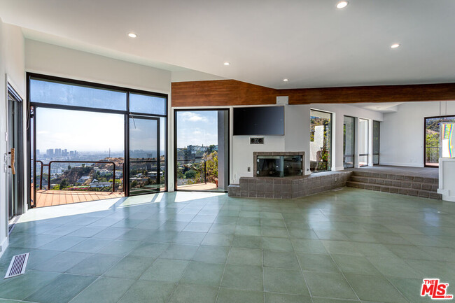 Building Photo - 8424 Grand View Dr