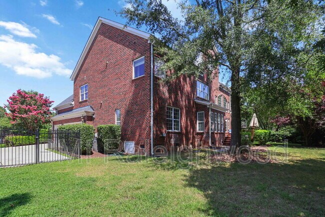 Building Photo - 203 Braebrook Way