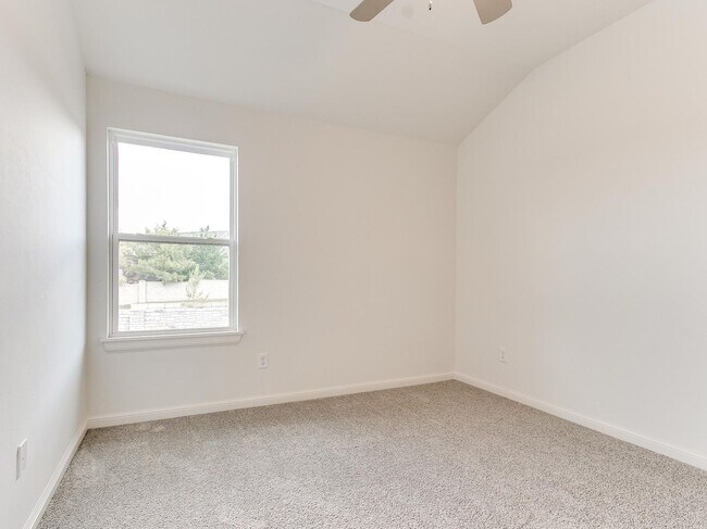 Building Photo - Luxury, Zero Maintenance Living Edmond Townhome