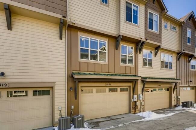 Building Photo - Spacious 2BDR Modern Townhome in Louisville