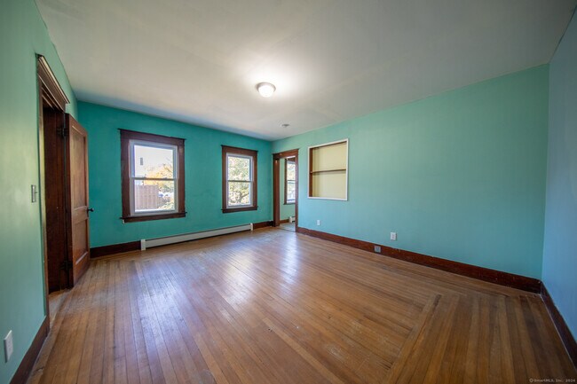 Building Photo - 32 Linnell St
