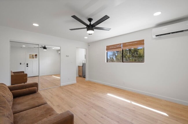 Building Photo - 1 Bedroom 1 Bathroom Studio in Pacific Beach.