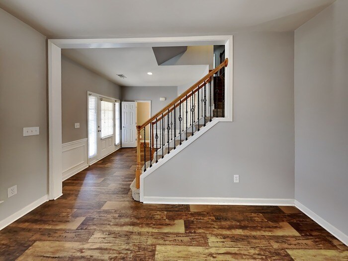 Building Photo - 755 Earlham Dr