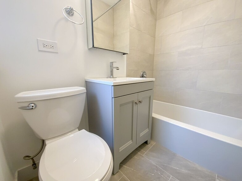 Building Photo - 3620 N Marshfield Ave