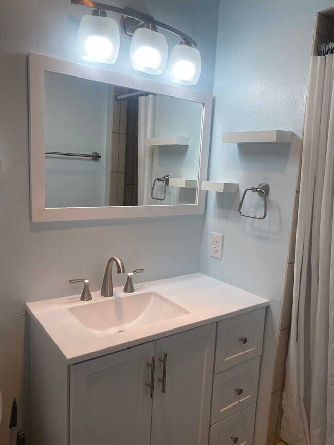 Building Photo - Beautiful 3bd home in NE Heights