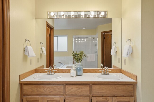 Building Photo - Beautiful 4 Bed 2.5 Bath Home in Renton
