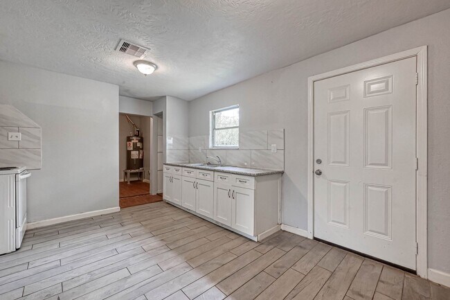 Building Photo - 5431 Willow Glen Dr