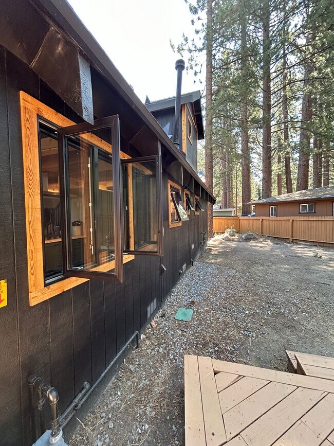 Building Photo - Fully Furnished, Beautifully Remodeled Cha...