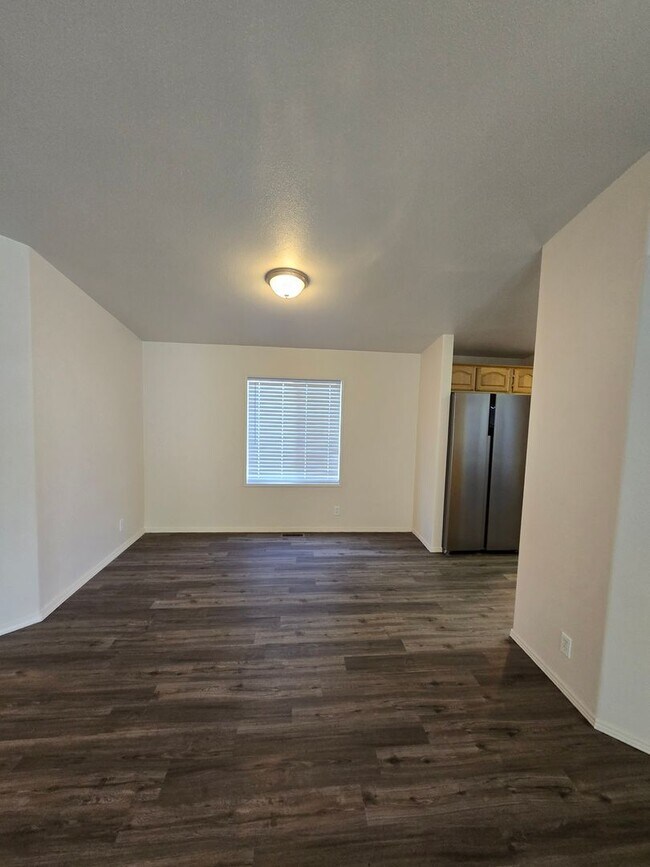 Building Photo - Pet Friendly 3bed : 2bath home w/ Garage &...