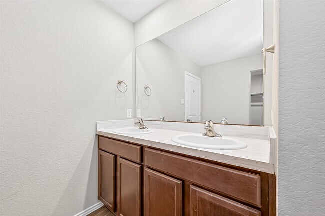 Building Photo - 21414 Hartford Hollow Ln