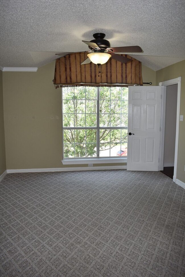 Building Photo - Beautiful Remodeled Home with 3 Bedrooms a...