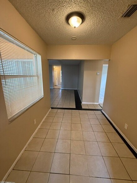 Building Photo - 3907 NW 30th Terrace