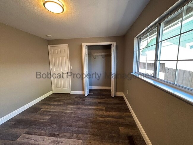 Building Photo - 2066 Southridge Ct