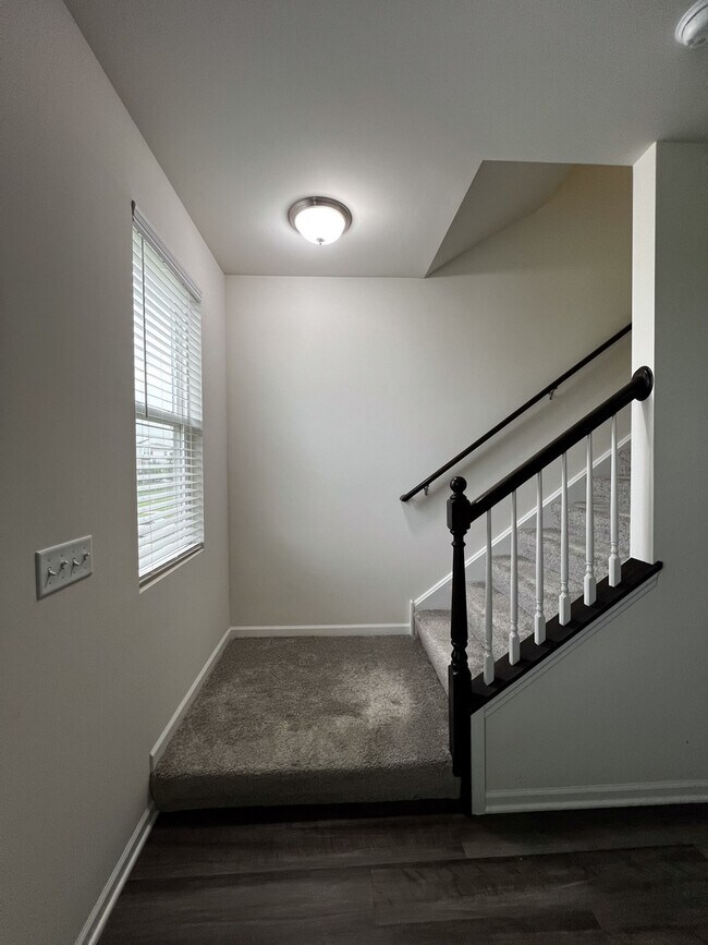 Building Photo - 858 Finley Dr