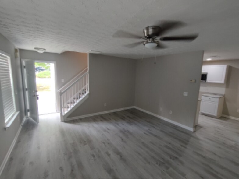 Building Photo - 289 Silver Ridge Dr