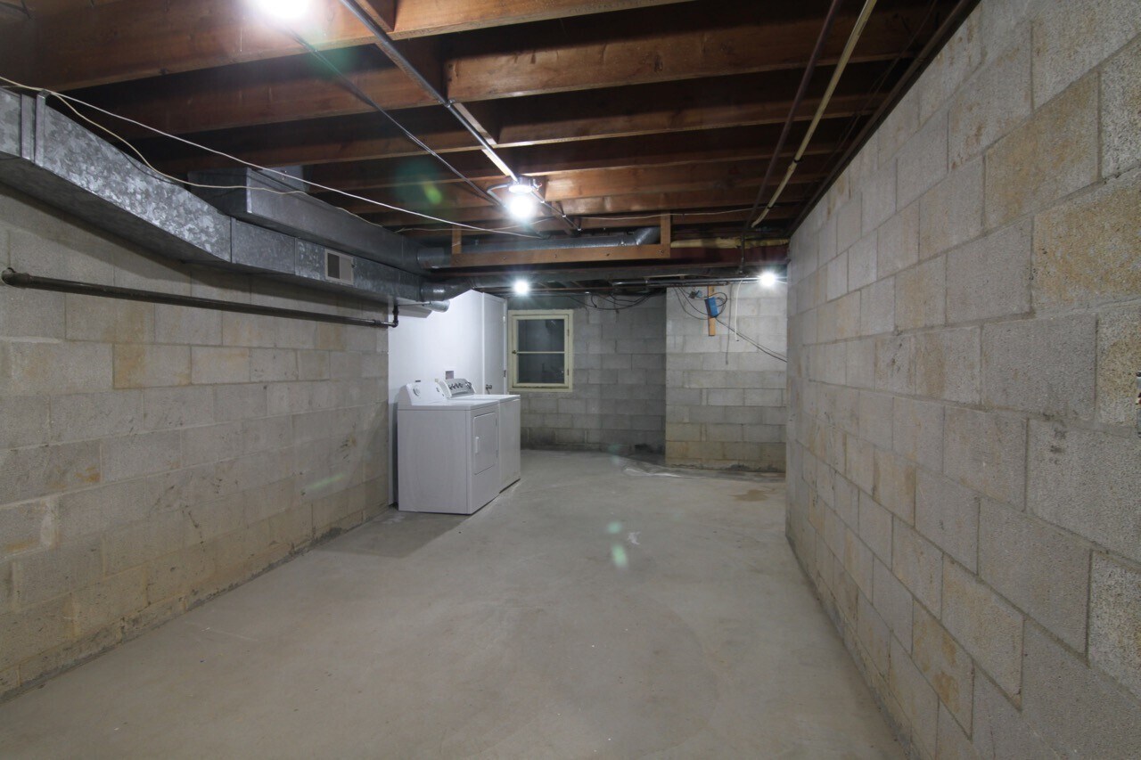 Building Photo - 853 Thackeray Trl