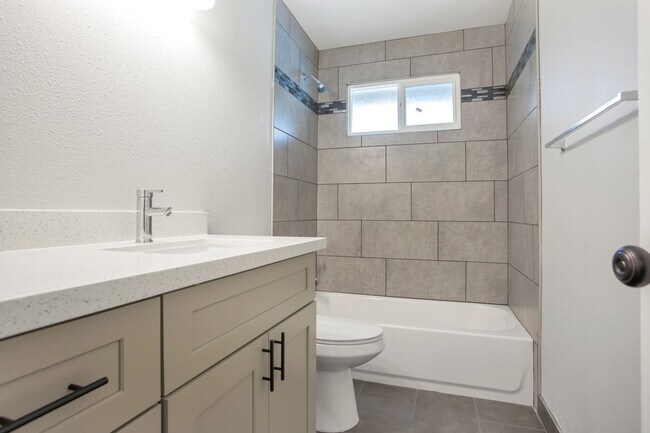 Building Photo - Modern Home with Pool in the Best ASU neighborhood