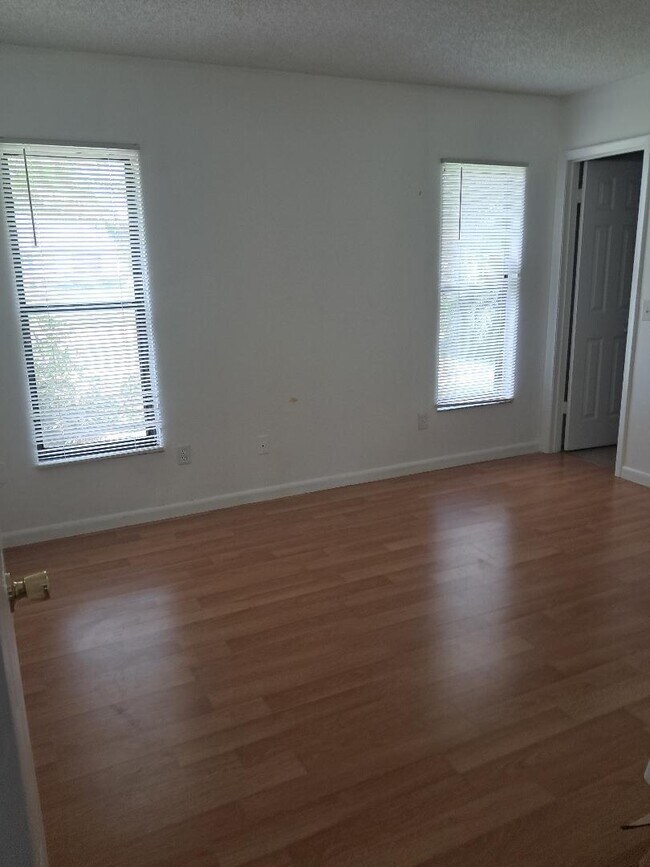 Building Photo - 462 SW Dalton Cir
