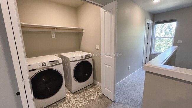 Building Photo - Modern 3-Bedroom Home!