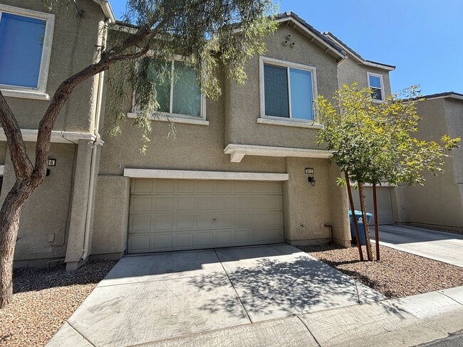 Building Photo - GUARD GATED 3 BED 2.5 BATH 2 CAR GARAGE TO...