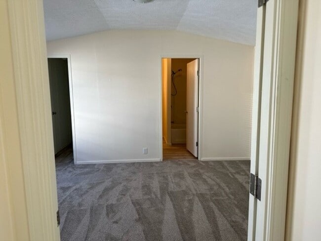 Building Photo - 2 bed, 2 bath, detached heated shop, great...