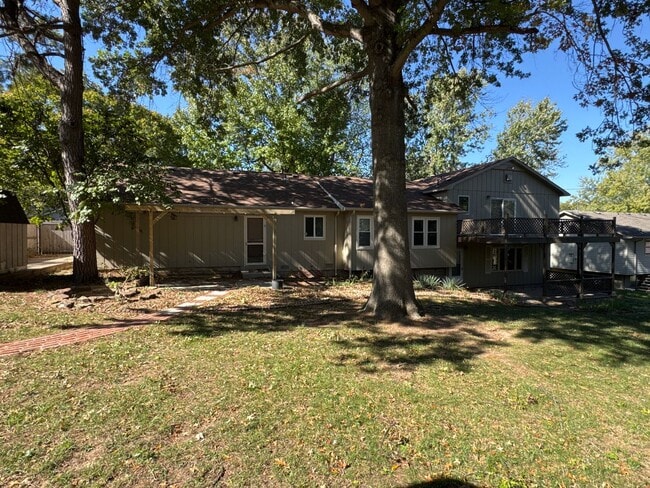 Building Photo - 4 Bedroom 3 Baths Southeast!  $2495