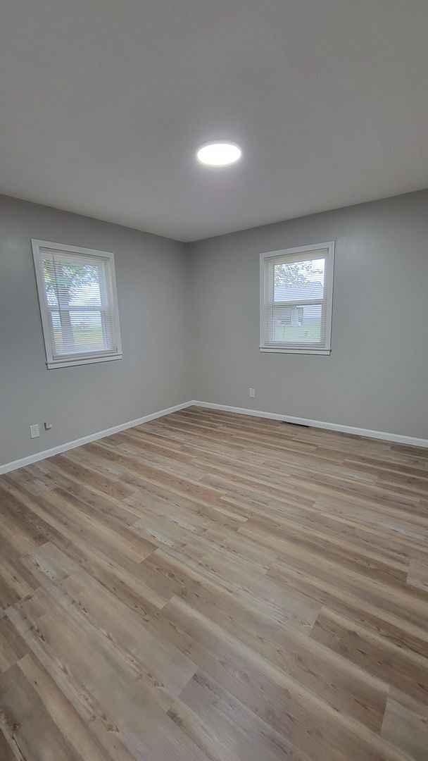 Building Photo - SPACIOUS NEWLY REMODELED 3 Bedroom | 1.5 B...